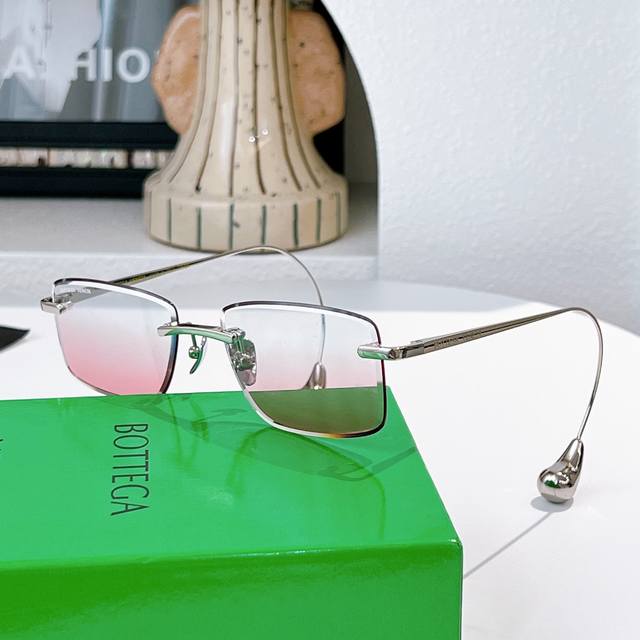 Bottega Venet* Model: Bv1699La Size: 56 ports 17-145 Bottega Venet* Model: Bv1699La Size: 56 ports 17-145