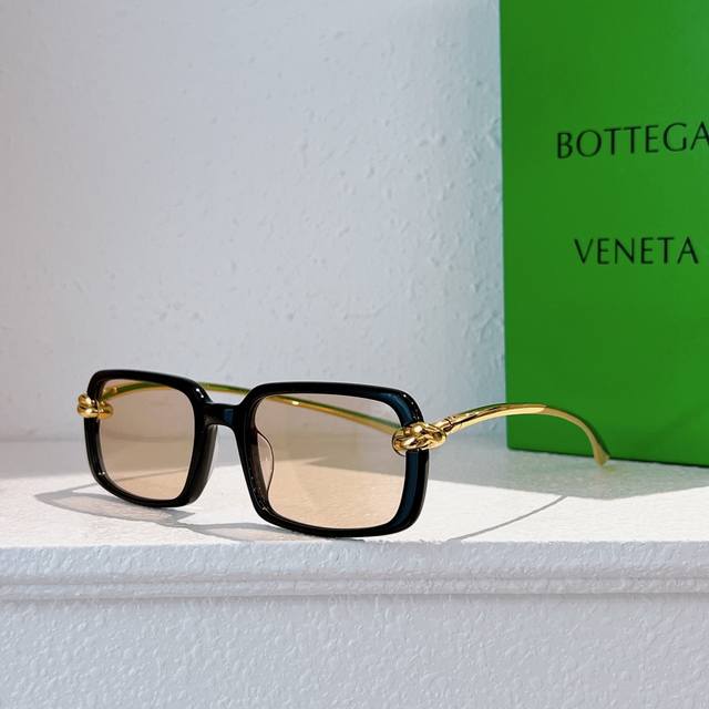 Bottega Venet* Model: Bv1419S Size: 53 ports 20-145 Bottega Venet* Model: Bv1419S Size: 53 ports 20-145