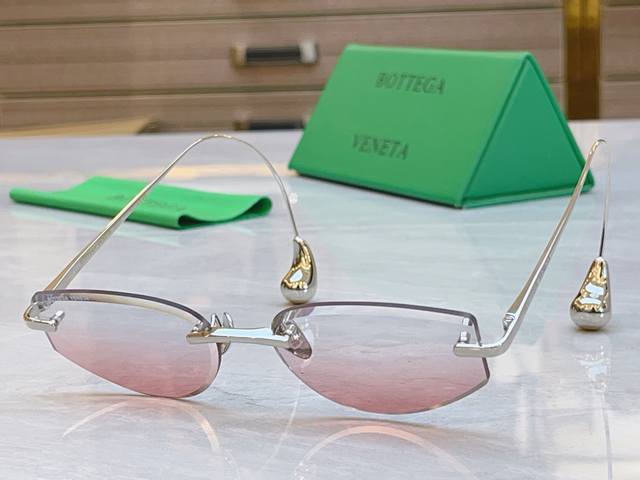 Bottega Venet* new sunglasses, Model: Bv1698La, Size: 56 Bottega Venet* new sunglasses, Model: Bv1698La, Size: 56