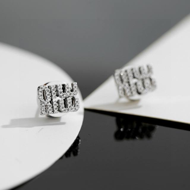 Miu Miu's new Swarovski crystal full diamond earrings are made of original sterl Miu Miu's new Swarovski crystal full diamond earrings are made of original sterl