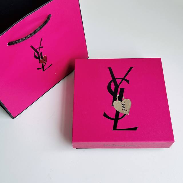 High-end quality Yves Saint Laurent Liberty Star Makeup Two-piece Set! Contains High-end quality Yves Saint Laurent Liberty Star Makeup Two-piece Set! Contains
