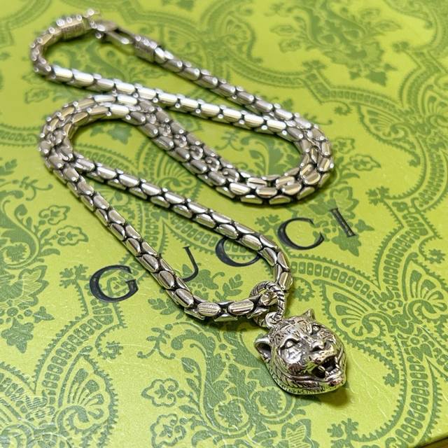 This is so cool! The latest 2025 Gucci necklace is even more upscale. This clas This is so cool! The latest 2025 Gucci necklace is even more upscale. This clas