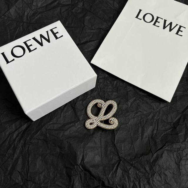 Loewe brooch, made of the same brass material as the original, with perfect deta Loewe brooch, made of the same brass material as the original, with perfect deta
