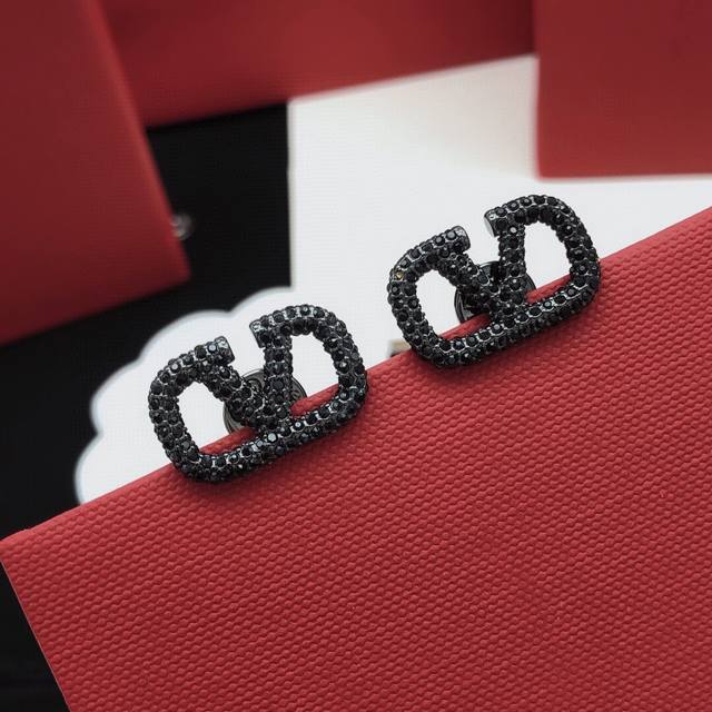 Item No. Ved0079 Valentino V-shaped diamond earrings, black with black diamonds Item No. Ved0079 Valentino V-shaped diamond earrings, black with black diamonds