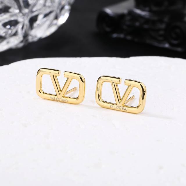 Valentino's new delicate little earrings are super beautiful and ethereal, perfe Valentino's new delicate little earrings are super beautiful and ethereal, perfe