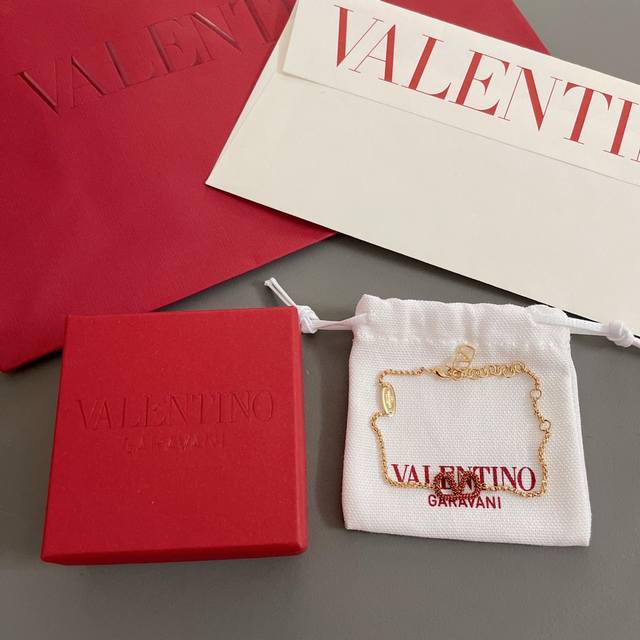 We present the Valentino full diamond bracelet Z 3600, a limited edition! Availa We present the Valentino full diamond bracelet Z 3600, a limited edition! Availa