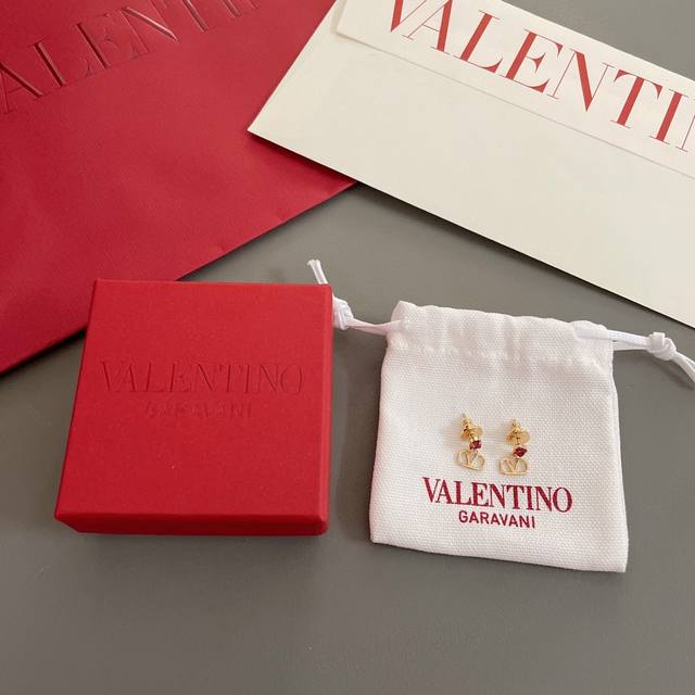 We present Valentino mini stud earrings Z 2100, the same style worn by Sun Li! T We present Valentino mini stud earrings Z 2100, the same style worn by Sun Li! T