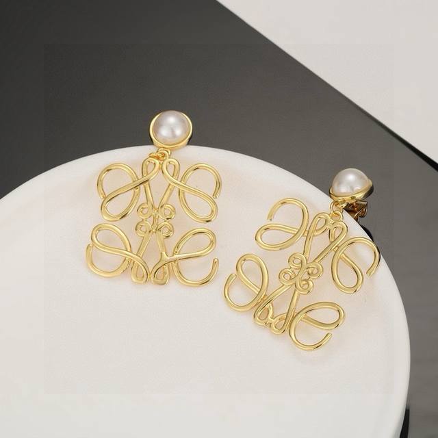 The design of this gold-plated Loewe earring is truly amazing, incredibly artist The design of this gold-plated Loewe earring is truly amazing, incredibly artist