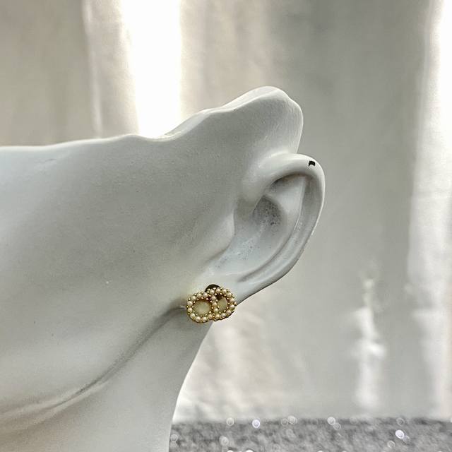 Code E695 0837805 earrings, a hot-selling new arrival! Cd pearl earrings, made o Code E695 0837805 earrings, a hot-selling new arrival! Cd pearl earrings, made o