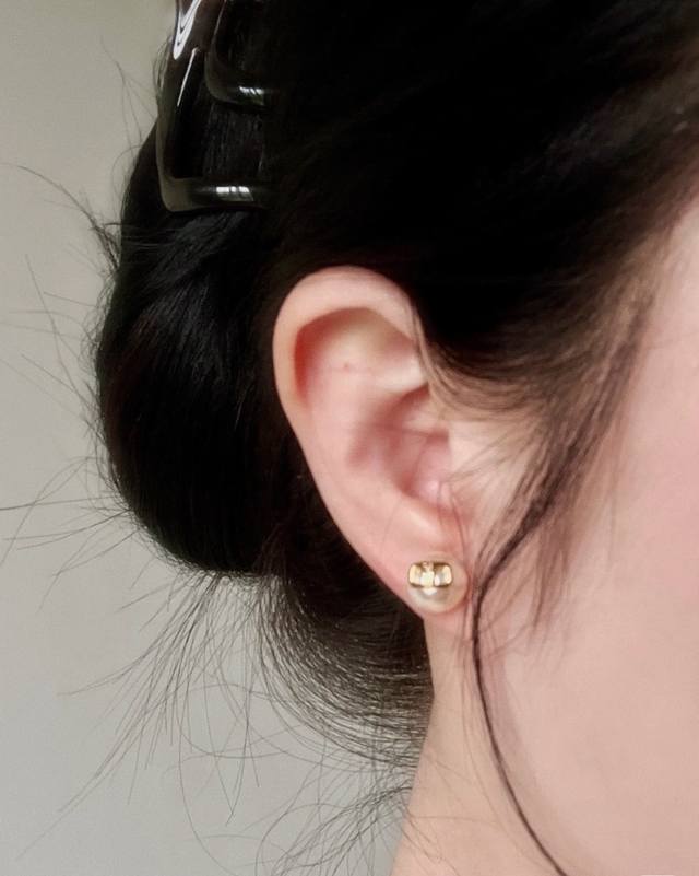 Valentino Mini Pearl Stud Earrings - A hot new arrival that's sweeping the inter Valentino Mini Pearl Stud Earrings - A hot new arrival that's sweeping the inter