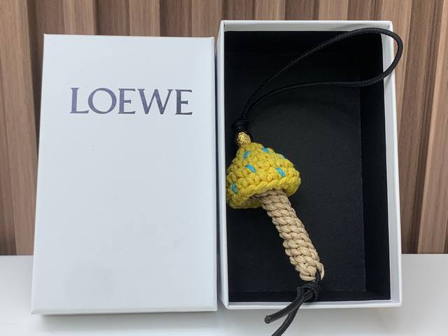 Loewe mushroom-shaped pendant, hand-woven yellow mushroom adorned with blue spot Loewe mushroom-shaped pendant, hand-woven yellow mushroom adorned with blue spot