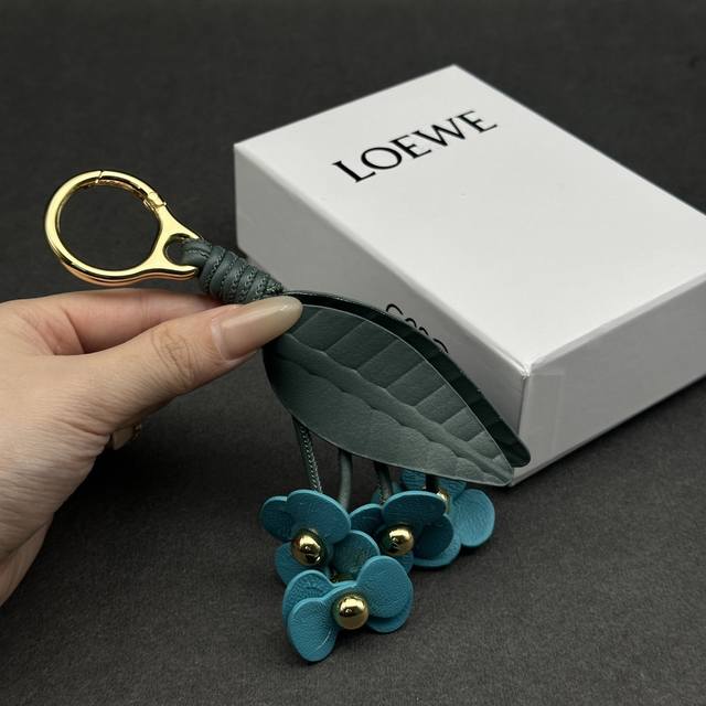 New Loewe calfskin keychain for women, adorned with strawberry flowers and leave New Loewe calfskin keychain for women, adorned with strawberry flowers and leave