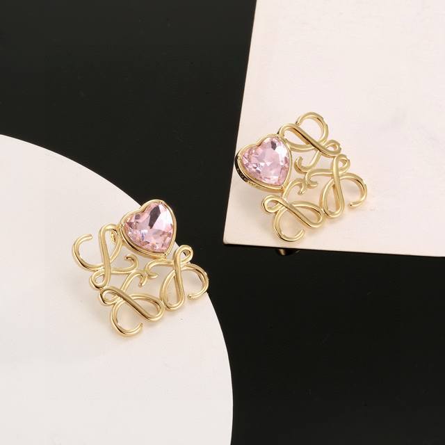 This gold Loewe design is truly amazing, incredibly artistic! Its logo is a mast This gold Loewe design is truly amazing, incredibly artistic! Its logo is a mast