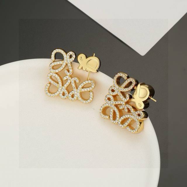 Loewe earrings, featuring a circular clasp with a Loewe embossed diamond pattern Loewe earrings, featuring a circular clasp with a Loewe embossed diamond pattern