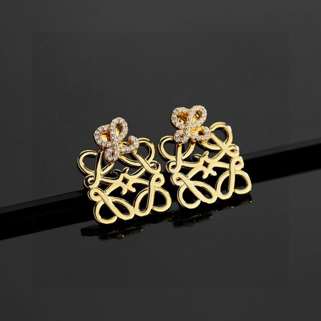 New Loewe earrings, truly artistic! Even the logo itself is a work of art! These New Loewe earrings, truly artistic! Even the logo itself is a work of art! These