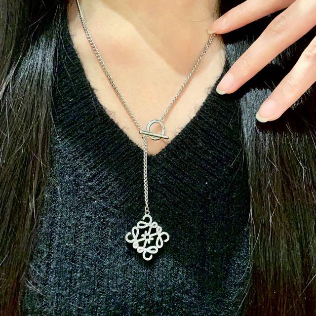 Founded in 1846, the Spanish luxury brand Loewe, under the boundless creativity Founded in 1846, the Spanish luxury brand Loewe, under the boundless creativity