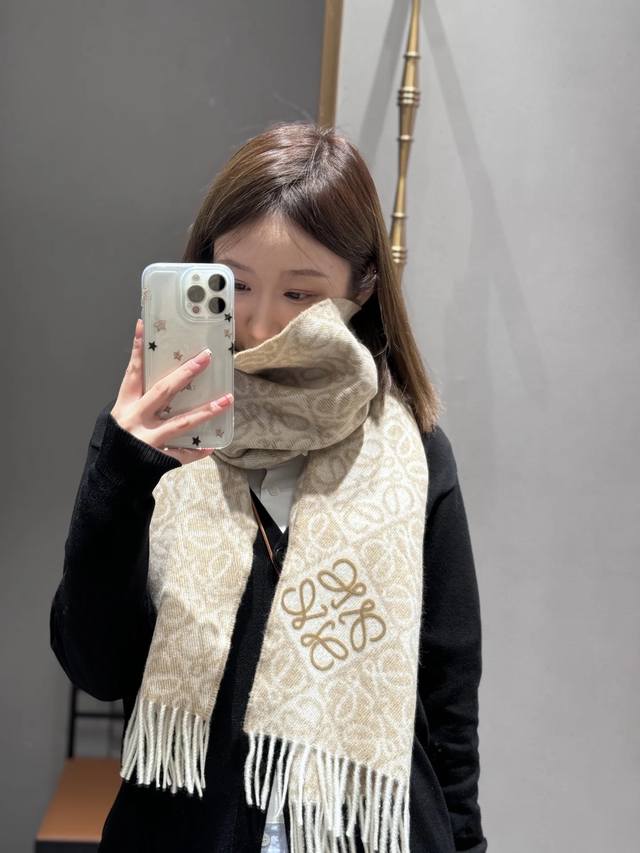 Loewe's latest and hottest scarf of 2025, a double-sided wool and cashmere scarf Loewe's latest and hottest scarf of 2025, a double-sided wool and cashmere scarf