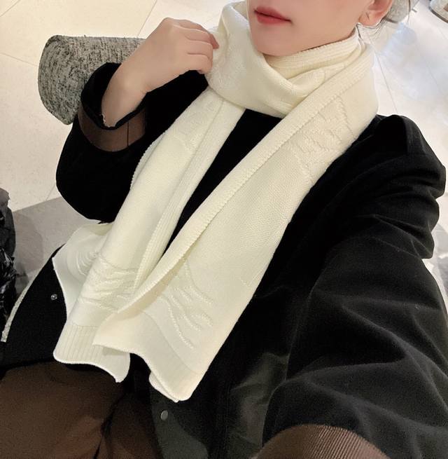 Knitted Cashmere Scarf This year's hottest Fendi autumn/winter scarf features a Knitted Cashmere Scarf This year's hottest Fendi autumn/winter scarf features a