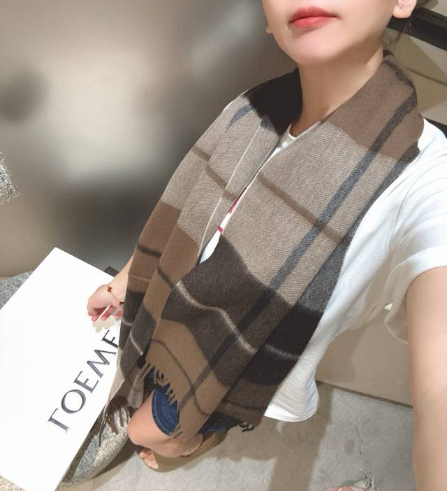 Loewe unisex scarf, highly praised and kept for myself, a rare high-end men's st Loewe unisex scarf, highly praised and kept for myself, a rare high-end men's st