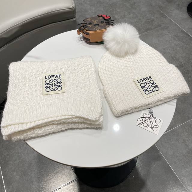 Loewe's popular item on Xiaohongshu (Little Red Book), a new classic hat and sca Loewe's popular item on Xiaohongshu (Little Red Book), a new classic hat and sca