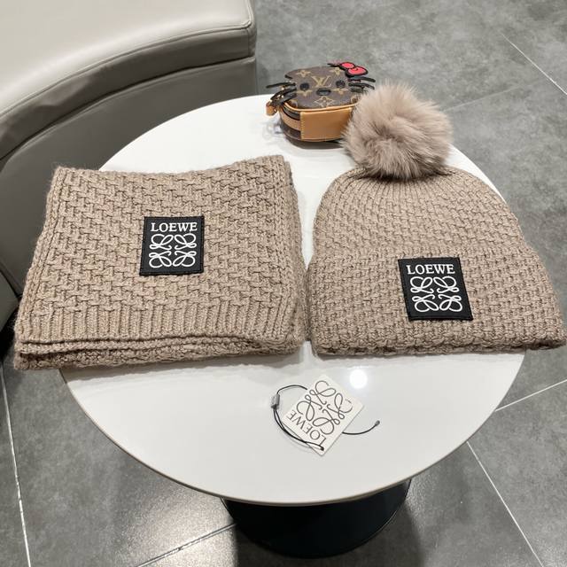 Loewe's popular Xiaohongshu (Little Red Book) item, new classic hat and scarf se Loewe's popular Xiaohongshu (Little Red Book) item, new classic hat and scarf se