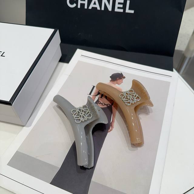 Comes with packaging box. Loewe letter claw clip, a fashionable and trendy item, Comes with packaging box. Loewe letter claw clip, a fashionable and trendy item,