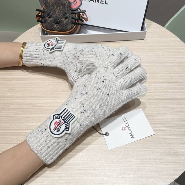 Moncler 2025 New Korean Style Versatile Fog Blue Knitted Gloves Women's Autumn a Moncler 2025 New Korean Style Versatile Fog Blue Knitted Gloves Women's Autumn a