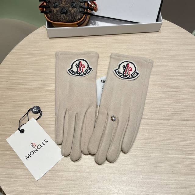 Moncler new wool gloves, stylish gloves, warm and fleece-lined for autumn and wi Moncler new wool gloves, stylish gloves, warm and fleece-lined for autumn and wi