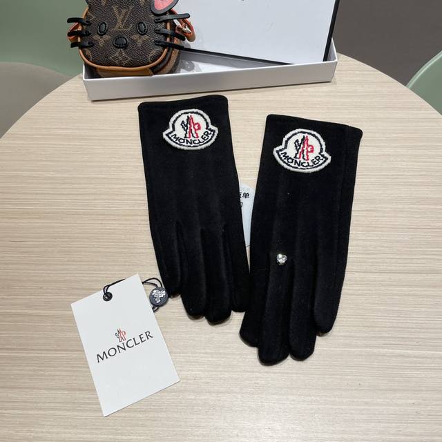 Moncler new wool gloves, stylish gloves, warm and fleece-lined for autumn and wi Moncler new wool gloves, stylish gloves, warm and fleece-lined for autumn and wi
