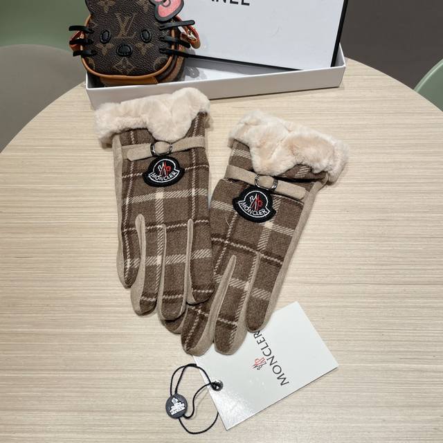 New Moncler wool gloves, stylish gloves, warm fleece lining for autumn and winte New Moncler wool gloves, stylish gloves, warm fleece lining for autumn and winte