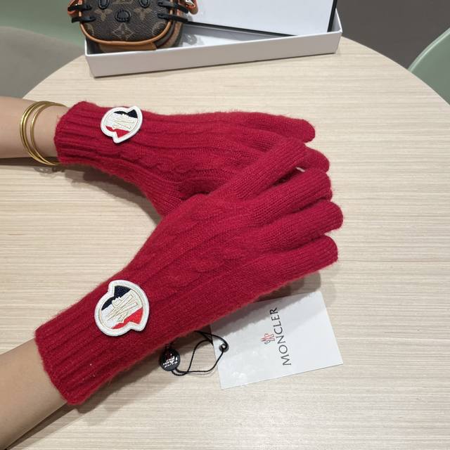Moncler Fall/Winter Wool Knit Gloves, Candy Solid Color Series. A hot trend this Moncler Fall/Winter Wool Knit Gloves, Candy Solid Color Series. A hot trend this