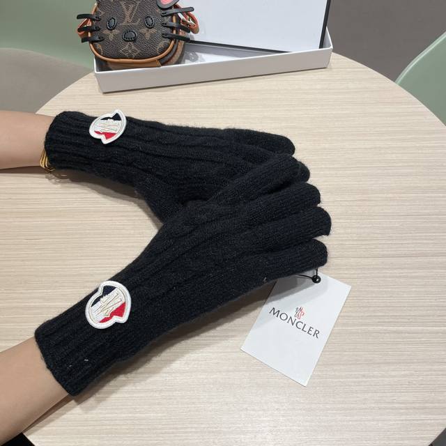 Moncler Fall/Winter Wool Knit Gloves, Candy Solid Color Series. A hot trend this Moncler Fall/Winter Wool Knit Gloves, Candy Solid Color Series. A hot trend this