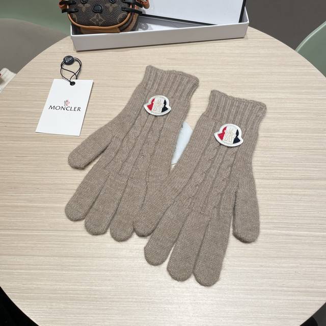 Moncler Fall/Winter Wool Knit Gloves, Candy Solid Color Series. A hot trend this Moncler Fall/Winter Wool Knit Gloves, Candy Solid Color Series. A hot trend this