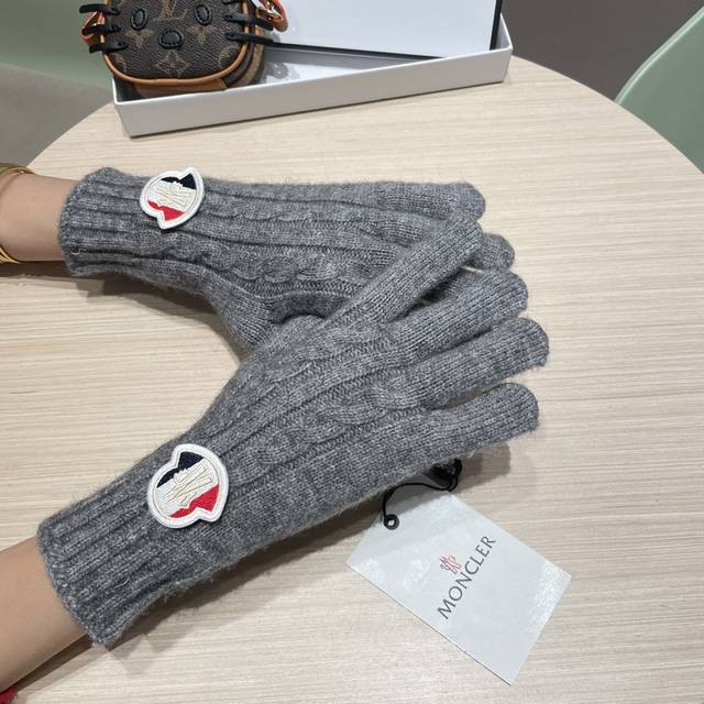 Moncler Fall/Winter Wool Knit Gloves, Candy Solid Color Series. A hot trend this Moncler Fall/Winter Wool Knit Gloves, Candy Solid Color Series. A hot trend this