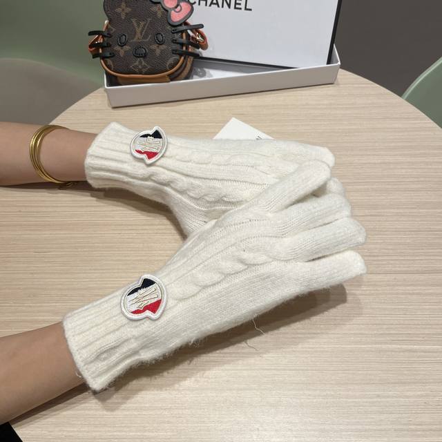 Moncler Fall/Winter Wool Knit Gloves, Candy Solid Color Series. A hot trend this Moncler Fall/Winter Wool Knit Gloves, Candy Solid Color Series. A hot trend this