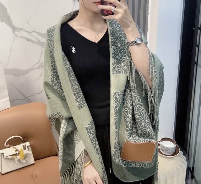 Loewe's latest design, Khaki Green two-tone wool jacquard blanket shawl, adorned Loewe's latest design, Khaki Green two-tone wool jacquard blanket shawl, adorned