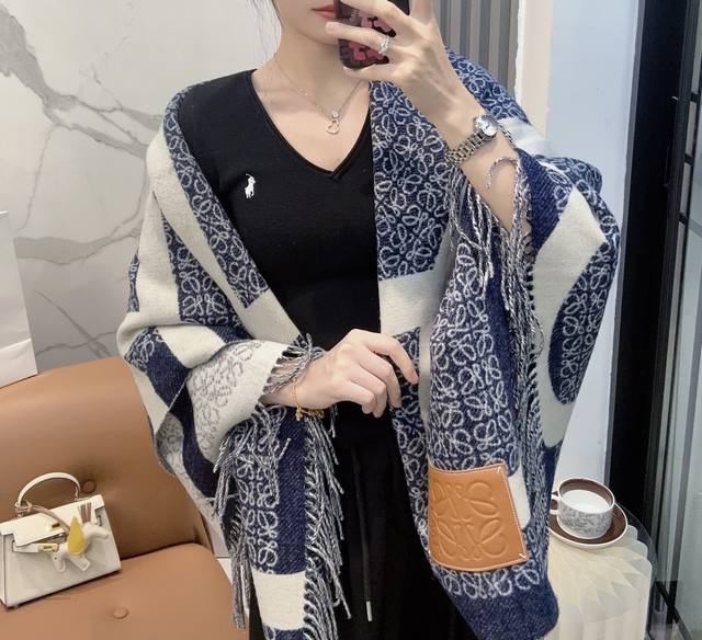 Loewe's latest design, Khaki Green two-tone wool jacquard blanket shawl, adorned Loewe's latest design, Khaki Green two-tone wool jacquard blanket shawl, adorned