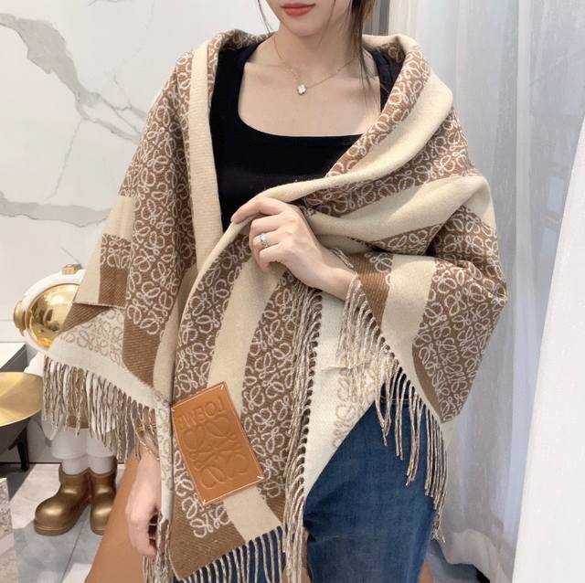 Loewe's latest design, Khaki Green two-tone wool jacquard blanket shawl, adorned Loewe's latest design, Khaki Green two-tone wool jacquard blanket shawl, adorned