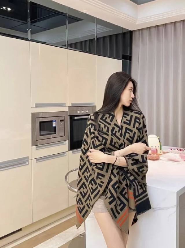 Premium Fendi Heavyweight New Classic FF Letter Wool Cape. A top-tier Fendi cape Premium Fendi Heavyweight New Classic FF Letter Wool Cape. A top-tier Fendi cape