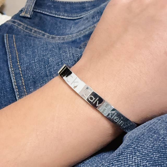 New Calvin Klein Medium Unisex Bangle. Superbly crafted with bling-bling detail New Calvin Klein Medium Unisex Bangle. Superbly crafted with bling-bling detail