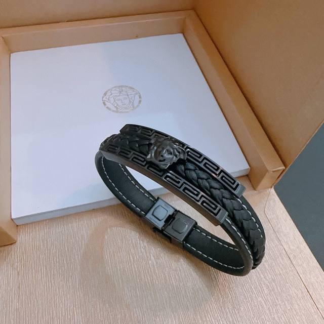 Versace Dumesa logo leather bracelet is stylish and cool, exuding a touch of unr Versace Dumesa logo leather bracelet is stylish and cool, exuding a touch of unr