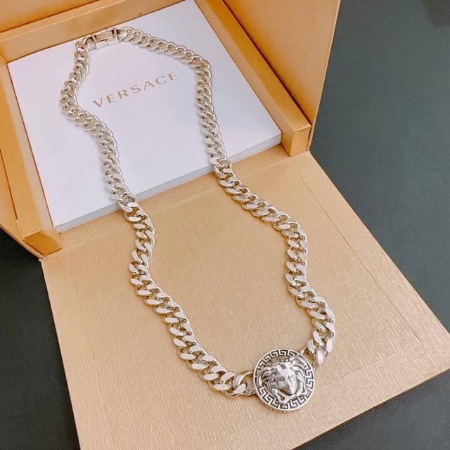 High-quality Versace necklace with Medusa head, original single item, new count High-quality Versace necklace with Medusa head, original single item, new count