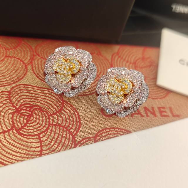 New Chanel gradient tricolor rhinestone camellia earrings, identical to the ori New Chanel gradient tricolor rhinestone camellia earrings, identical to the ori