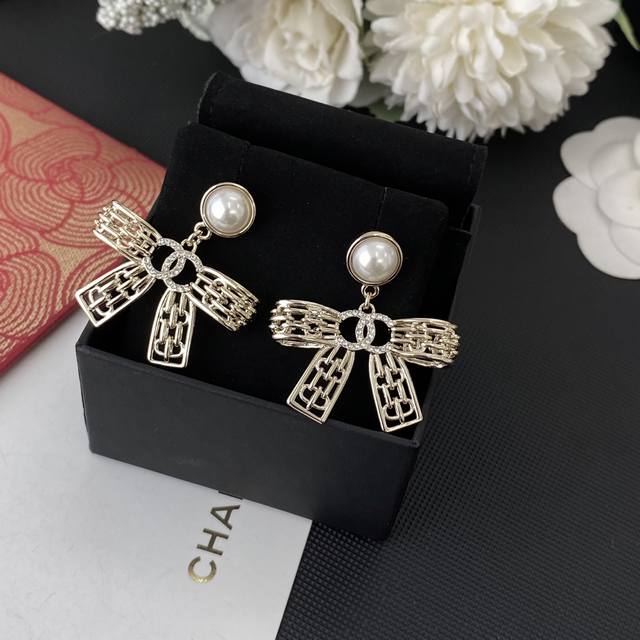 Xiaohongshu Recommendation: Celebrity-Style New Chanel Full Diamond Pearl Bow E Xiaohongshu Recommendation: Celebrity-Style New Chanel Full Diamond Pearl Bow E