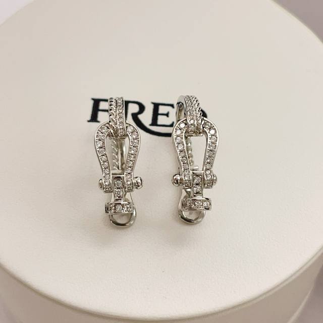 Fe004 Frde's latest silver diamond-encrusted horseshoe buckle earrings are made Fe004 Frde's latest silver diamond-encrusted horseshoe buckle earrings are made