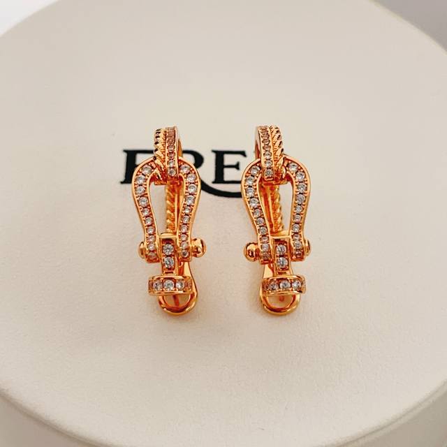 Fe005 Frde's latest rose gold diamond-encrusted horseshoe buckle earrings are ma Fe005 Frde's latest rose gold diamond-encrusted horseshoe buckle earrings are ma