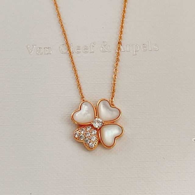 Vancleef*Arpel* Four-Leaf Clover Rose Gold Heart Necklace is made of the same br Vancleef*Arpel* Four-Leaf Clover Rose Gold Heart Necklace is made of the same br