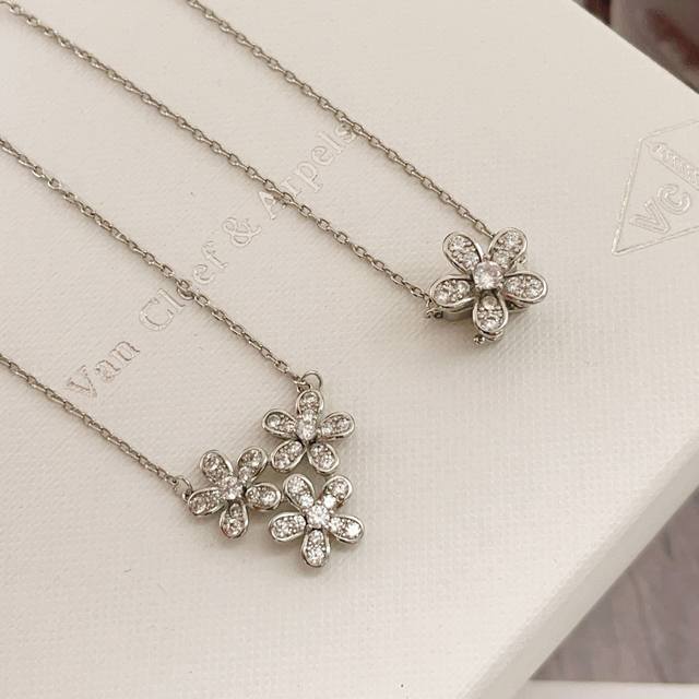 Vancleef*Arpel*Four-Leaf Clover Silver Diamond-Studded Five-Flower Necklace, mad Vancleef*Arpel*Four-Leaf Clover Silver Diamond-Studded Five-Flower Necklace, mad
