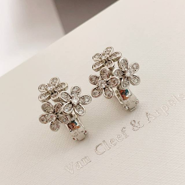 Ve073 Vancleef*Arpel* Silver diamond-encrusted three-flower earrings, made of th Ve073 Vancleef*Arpel* Silver diamond-encrusted three-flower earrings, made of th