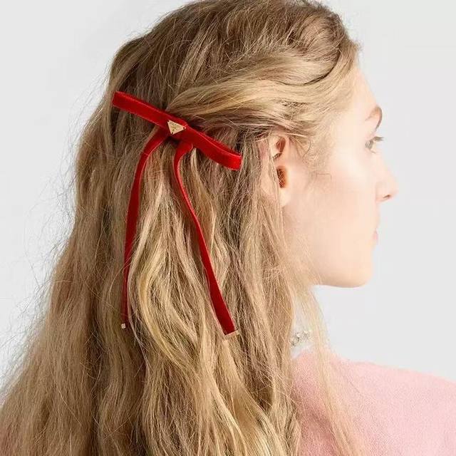 Prada's newest and most popular hair clip is exquisite, durable, and glamorous. Prada's newest and most popular hair clip is exquisite, durable, and glamorous.